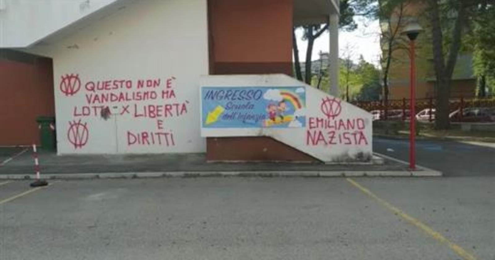 Scritte no vax su una scuola di Foggia: «I vaccini uccidono i bambini, il governo lo sa. I bambini non si toccano»