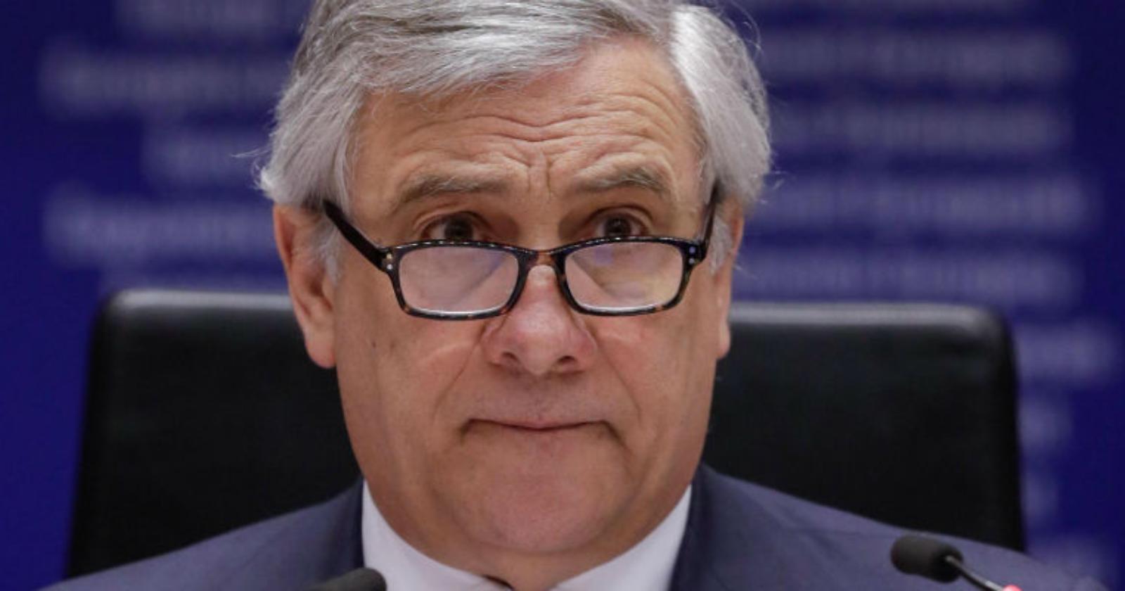 Emiliano ruba l'asso a Forza Italia, Tajani risponde con i due di Briscola