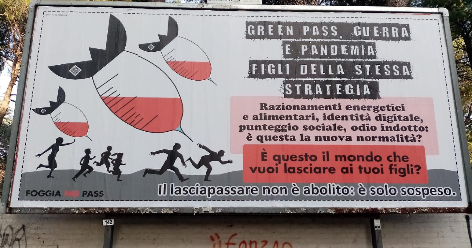 Quei manifesti "No green pass" che stanno facendo parlare di sé
