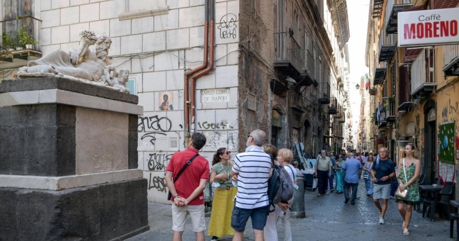 Pasqua 2022 boom di turisti, l'Italia riparte. A Napoli “Ciao ciao Covid” dice una turista ai cronisti 