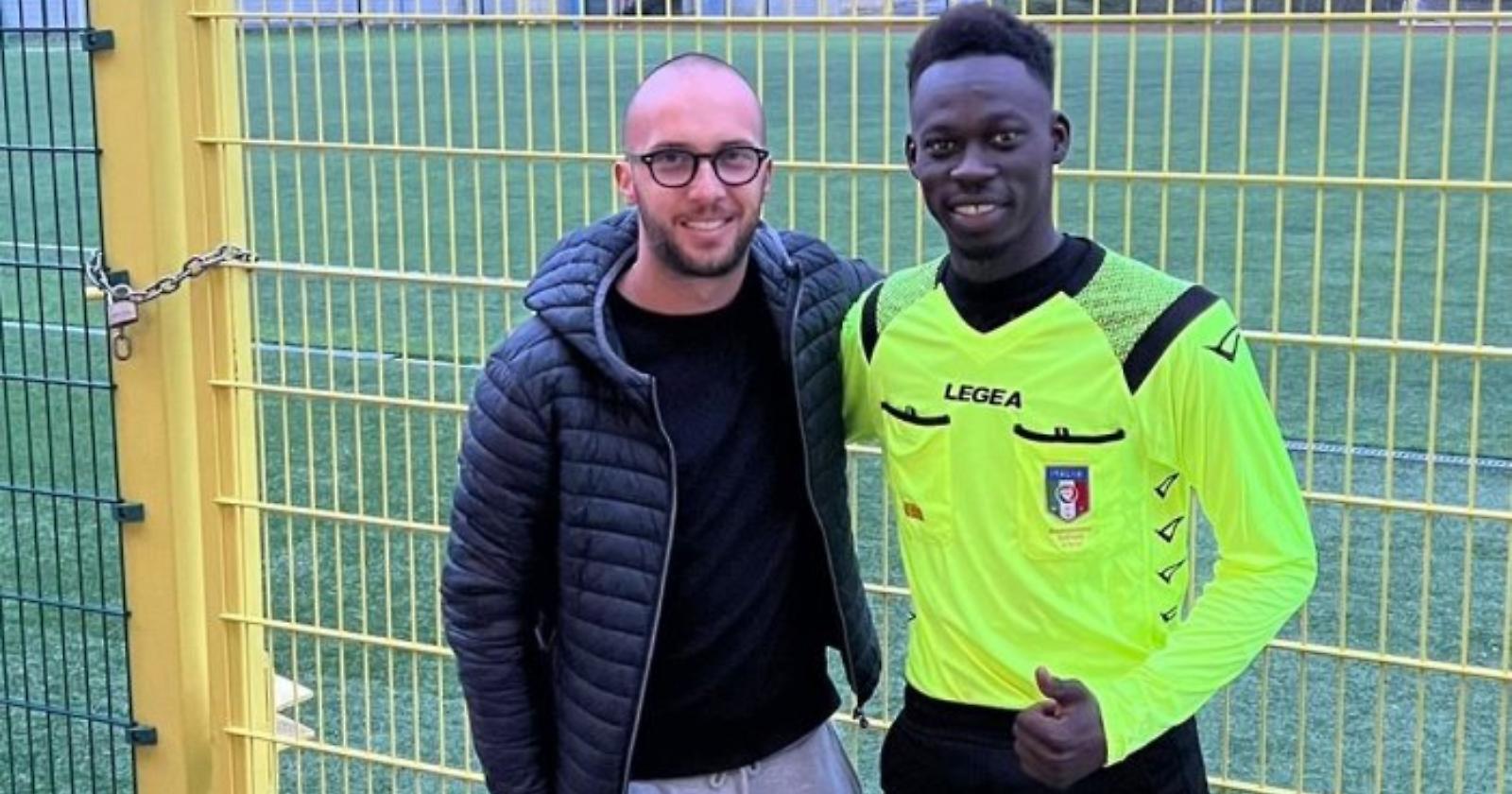 Dalle urla di speranza su un barcone ai fischi dei campi di calcio: storia di Ebrima, il giovanissimo immigrato diventato arbitro