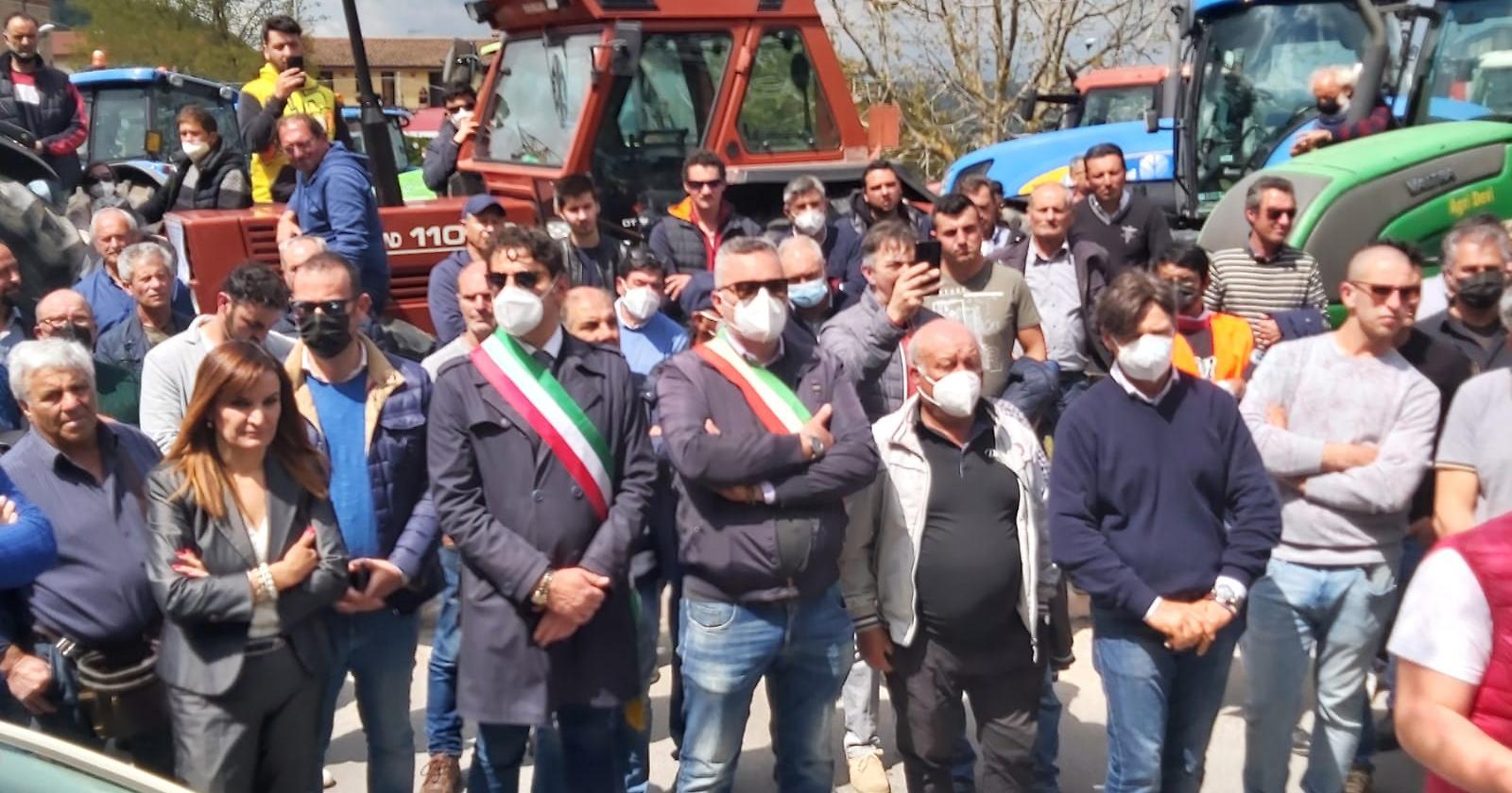 Trattori in marcia sulla Regione a Campobasso per annunciare la "morte" di «sorella Agricoltura»