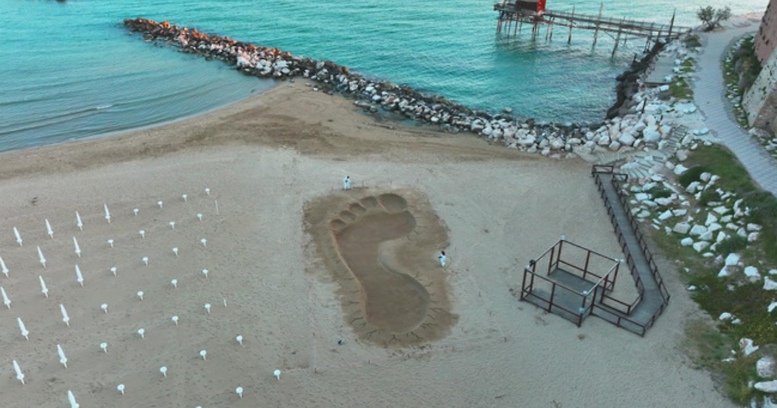 In Molise sono tornati i giganti? Misteriosa impronta di 23 metri sulla spiaggia di Termoli