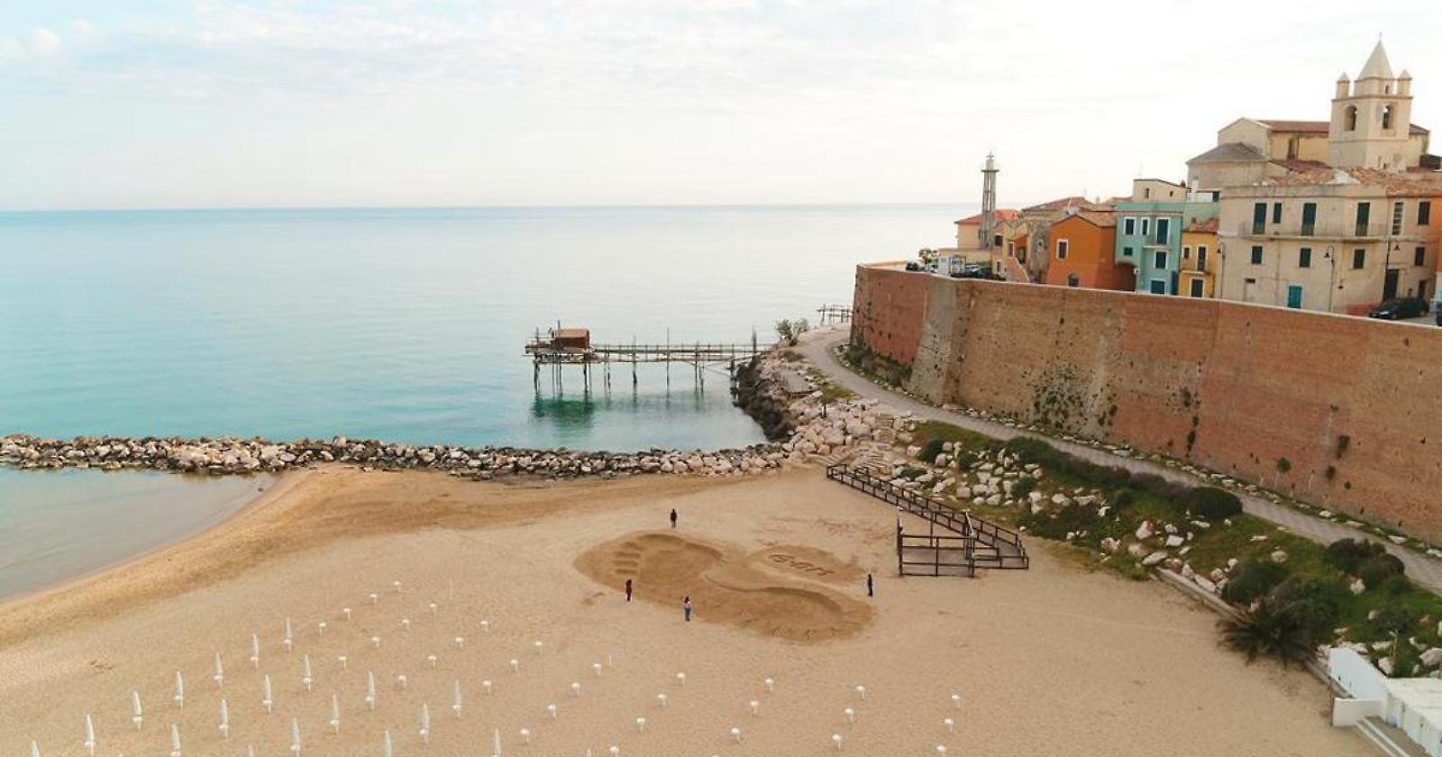 Ecco chi è il gigante che ha lasciato un'impronta del piede di 23 metri sulla spiaggia di Termoli