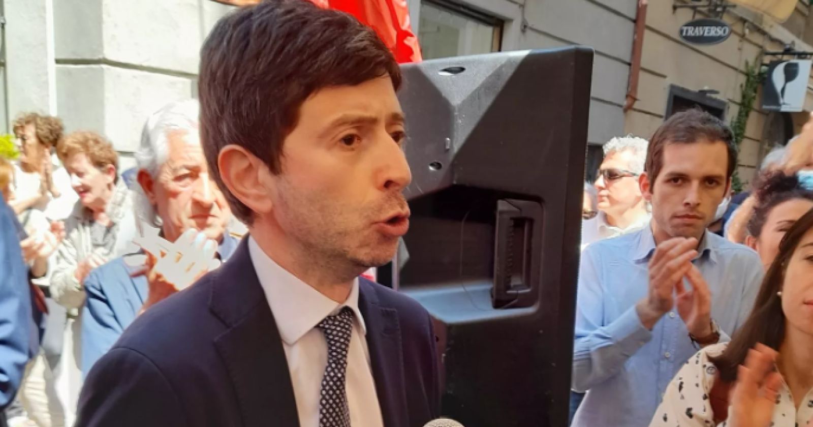 Forti contestazioni per Speranza a La Spezia, folla al grido di 'venduto', 'buffone' e 'assassino'