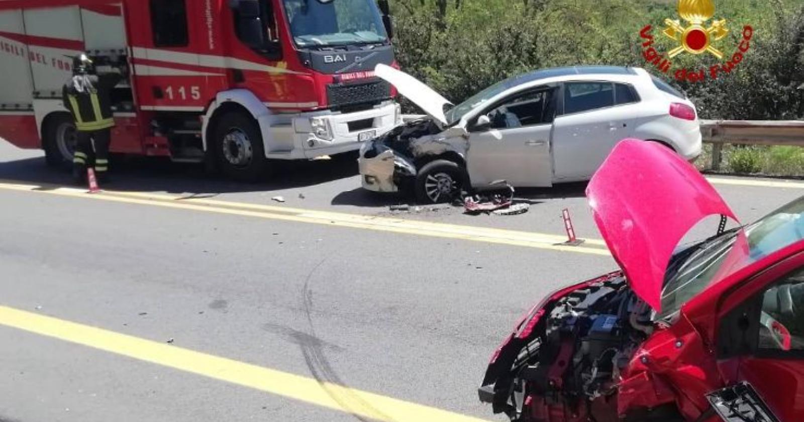Sul raccordo Sicignano-Potenza l'ennesimo incidente: due veicoli coinvolti e 4 feriti 
