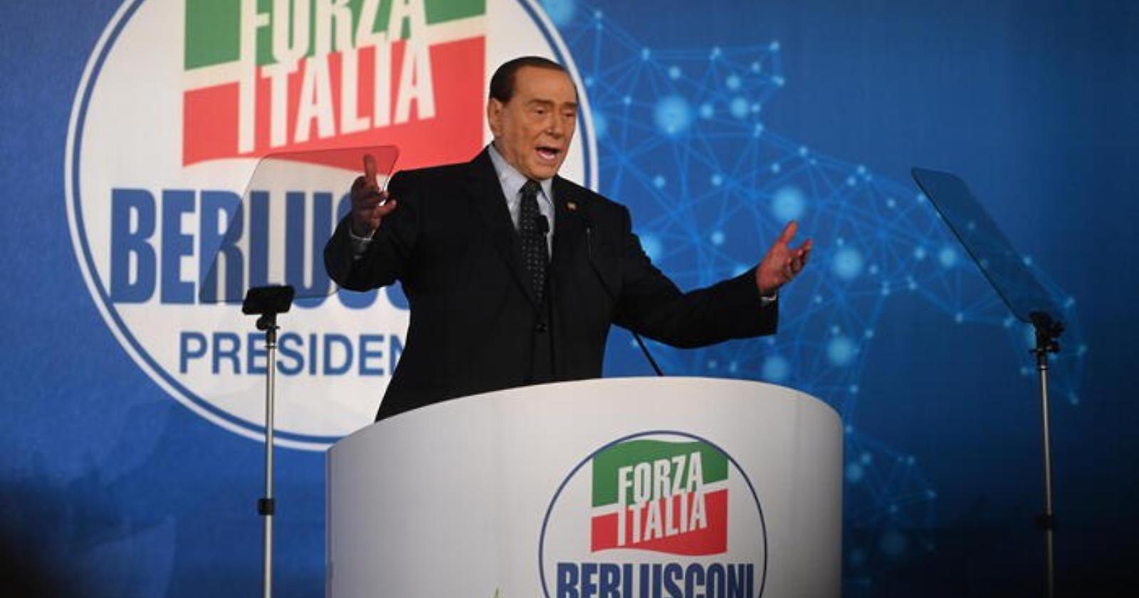 Alla convention forzista di Napoli è un Berlusconi show: «Sarò di nuovo in campo»