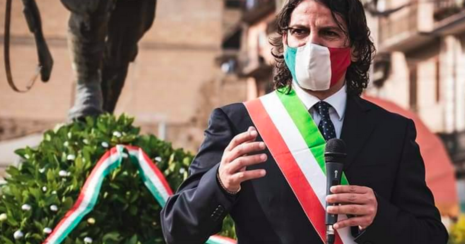 Volano gli stracci. Salvatore Cosma fa lo spadaccino col generale Bardi: «No al Salva Potenza». Il governatore gli ricorda i contributi per Tursi