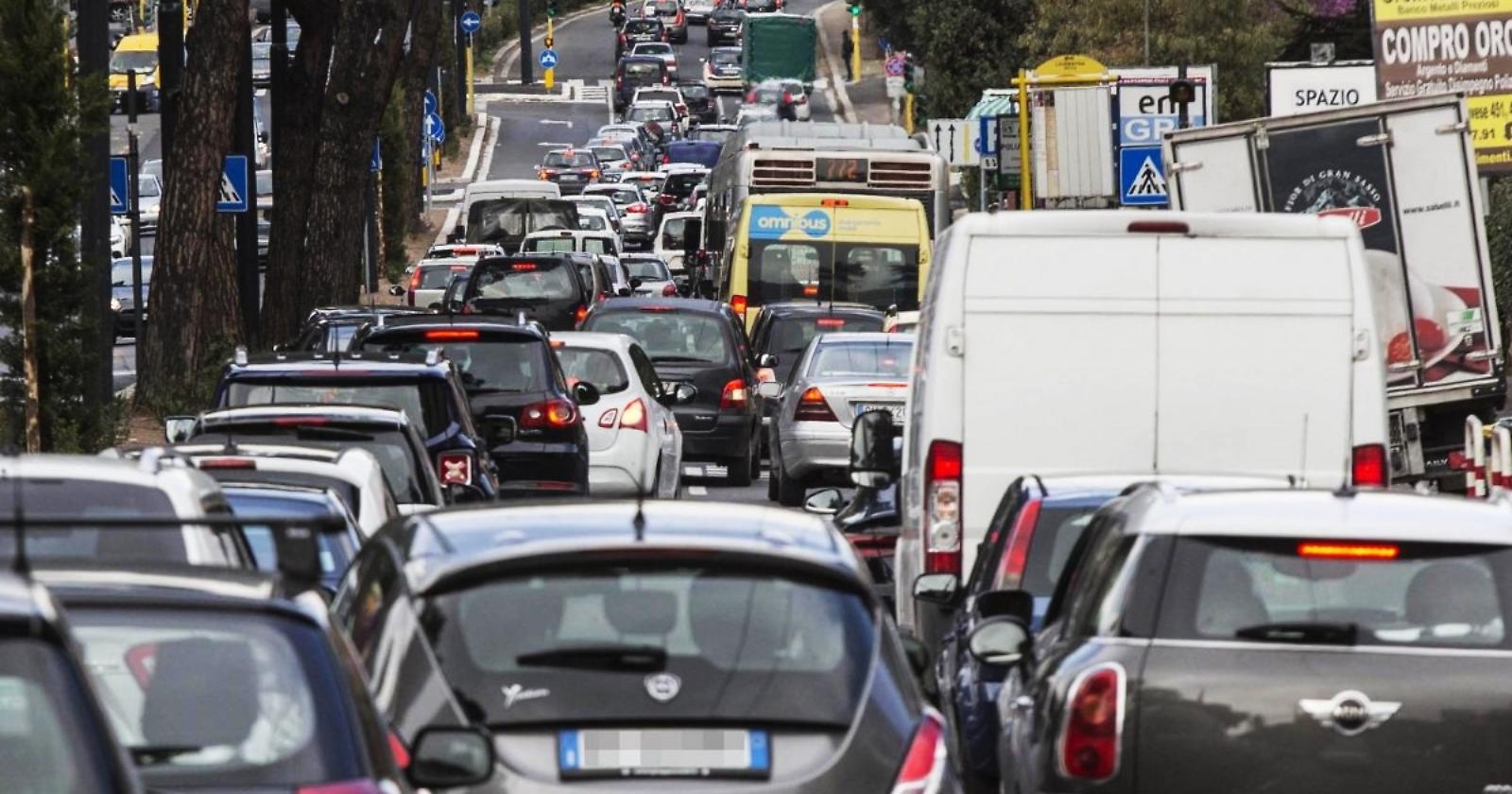 Caro benzina, si torna ai prezzi di febbraio: FdI chiede la liberalizzazione dello smart working