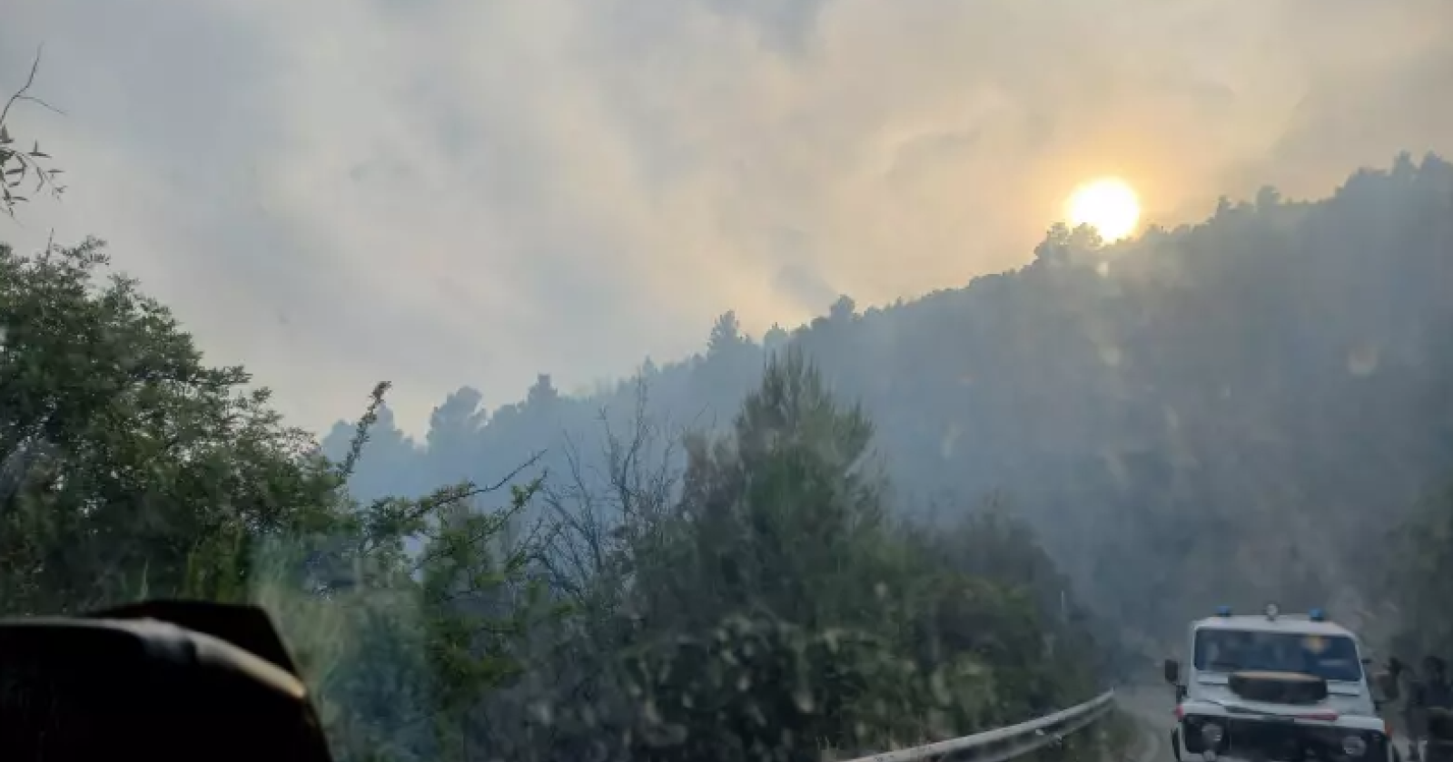 L'incendio sul Gargano minaccia il villaggio di Baia delle Zagare, la Regione ha pronto il piano di evacuazione
