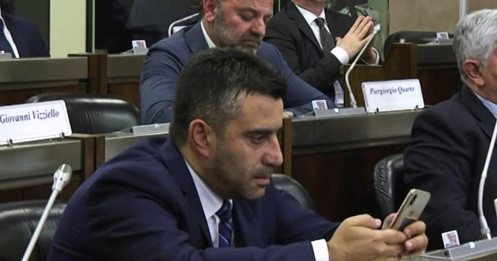 Dopo 40 giorni convocato l'Ufficio di presidenza, Piro: «Cicala con le spalle al muro, alla deriva»