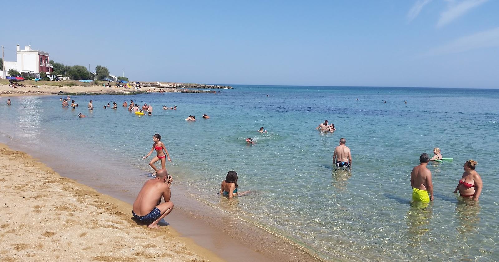Tragedia in Puglia: salva la figlioletta gemella in mare, ma lui annega