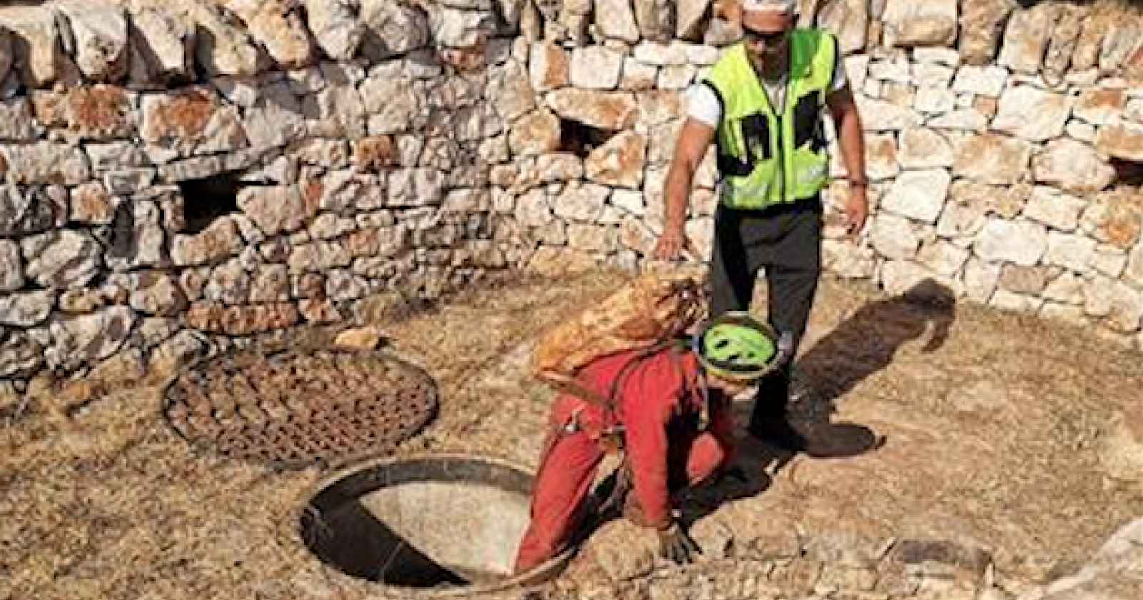 Cade a 120 metri di profondità nella grotta più profonda della Puglia, soccorsi anche da Puglia e Campania per recuperare una speleologa di 41 anni