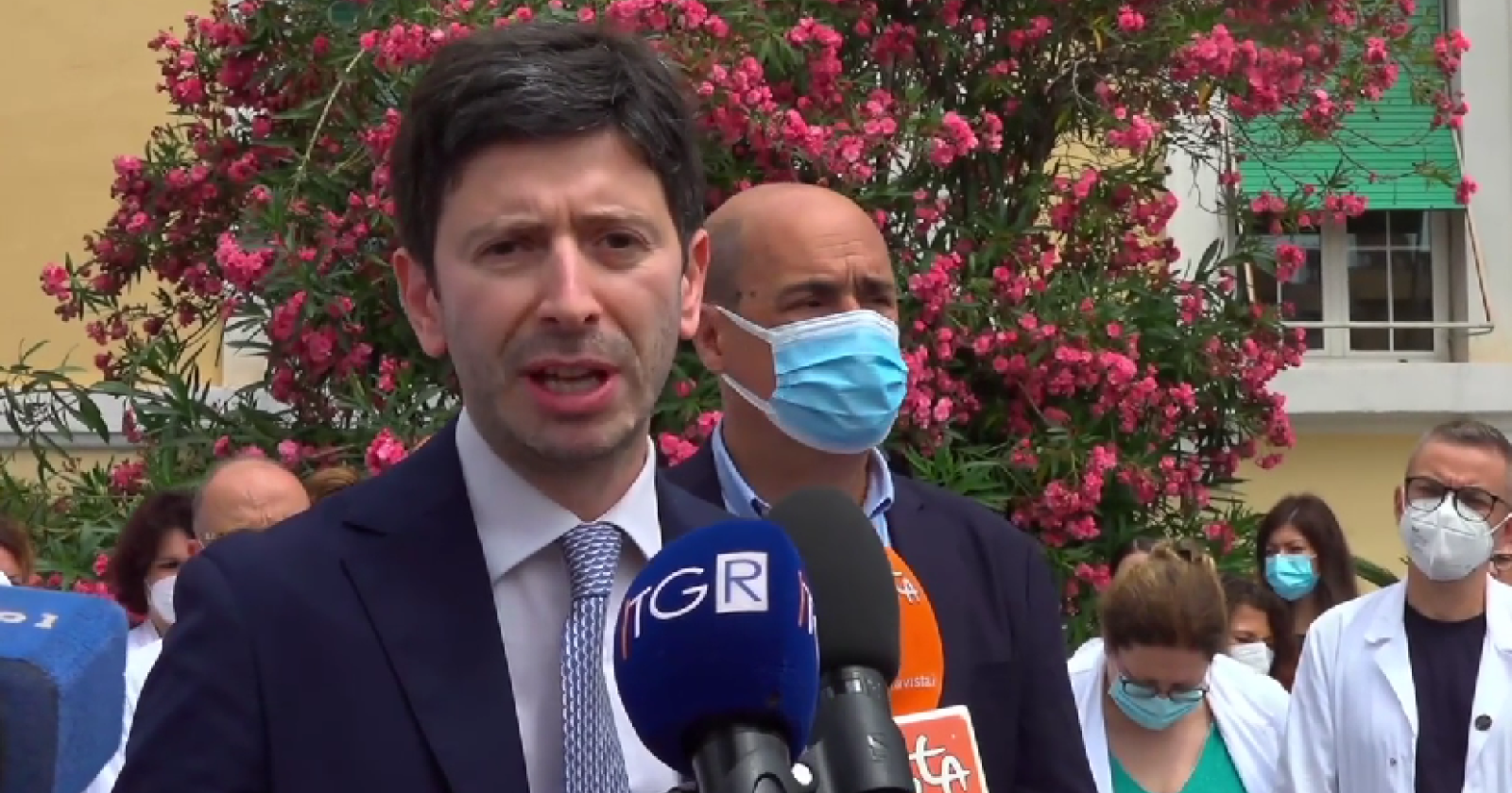 Scritte no vax sui muri dello Spallanzani, Speranza: "I vaccini hanno salvato milioni di vite"