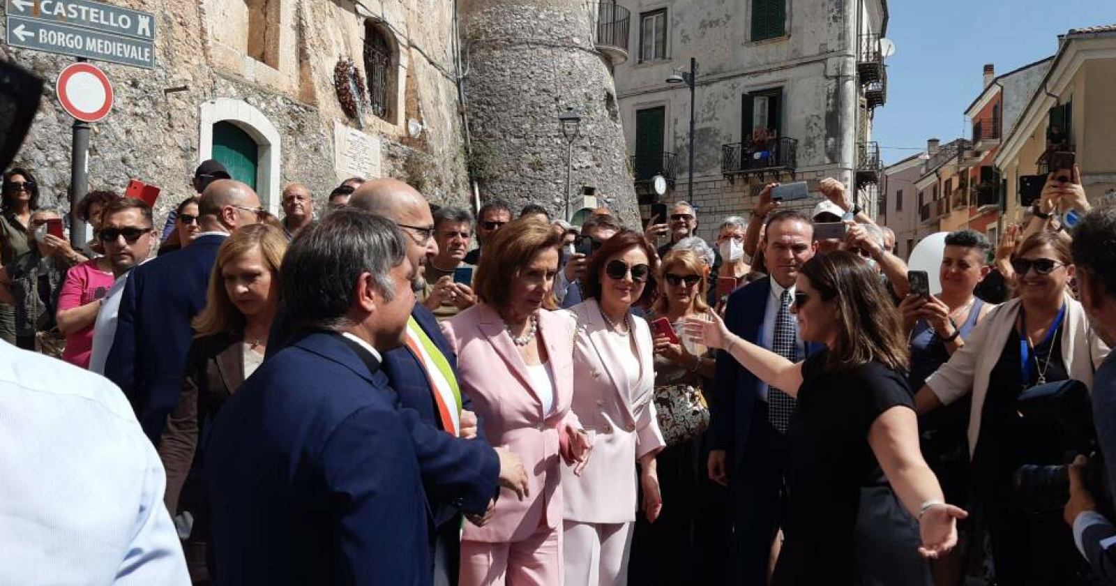 L'abbraccio di Fornelli a Nancy Pelosi: la terza carica degli Stati Uniti ora è cittadina del Molise, nel paese della madre