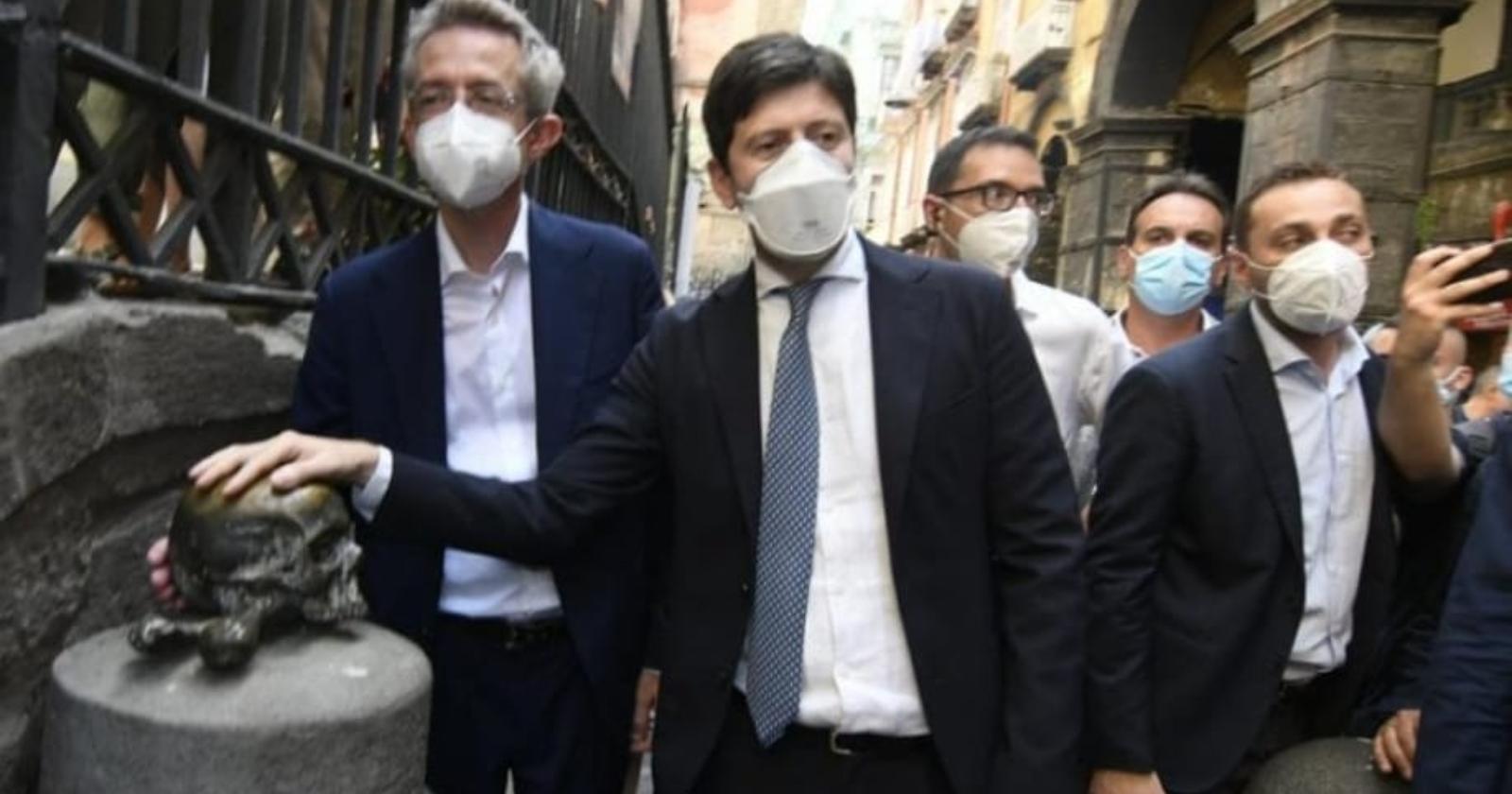 Speranza a Napoli lancia le punture d'autunno: «Avremo i vaccini adattati alle varianti»