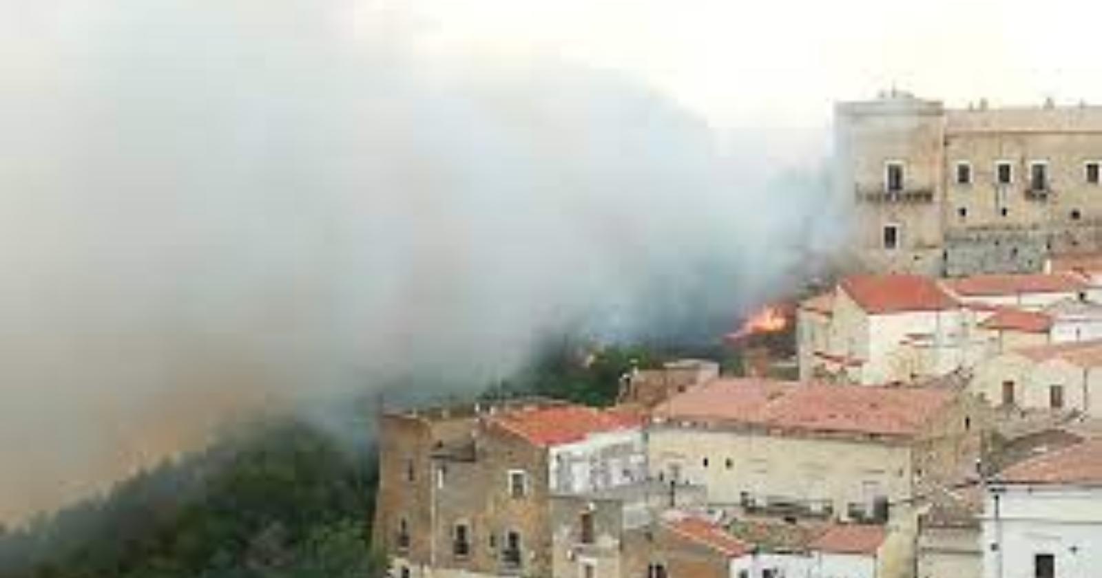 Si tirano le somme dell'incendio divampato ad Ascoli Satriano: 45 ettari bruciati e alcune famiglie evaquate