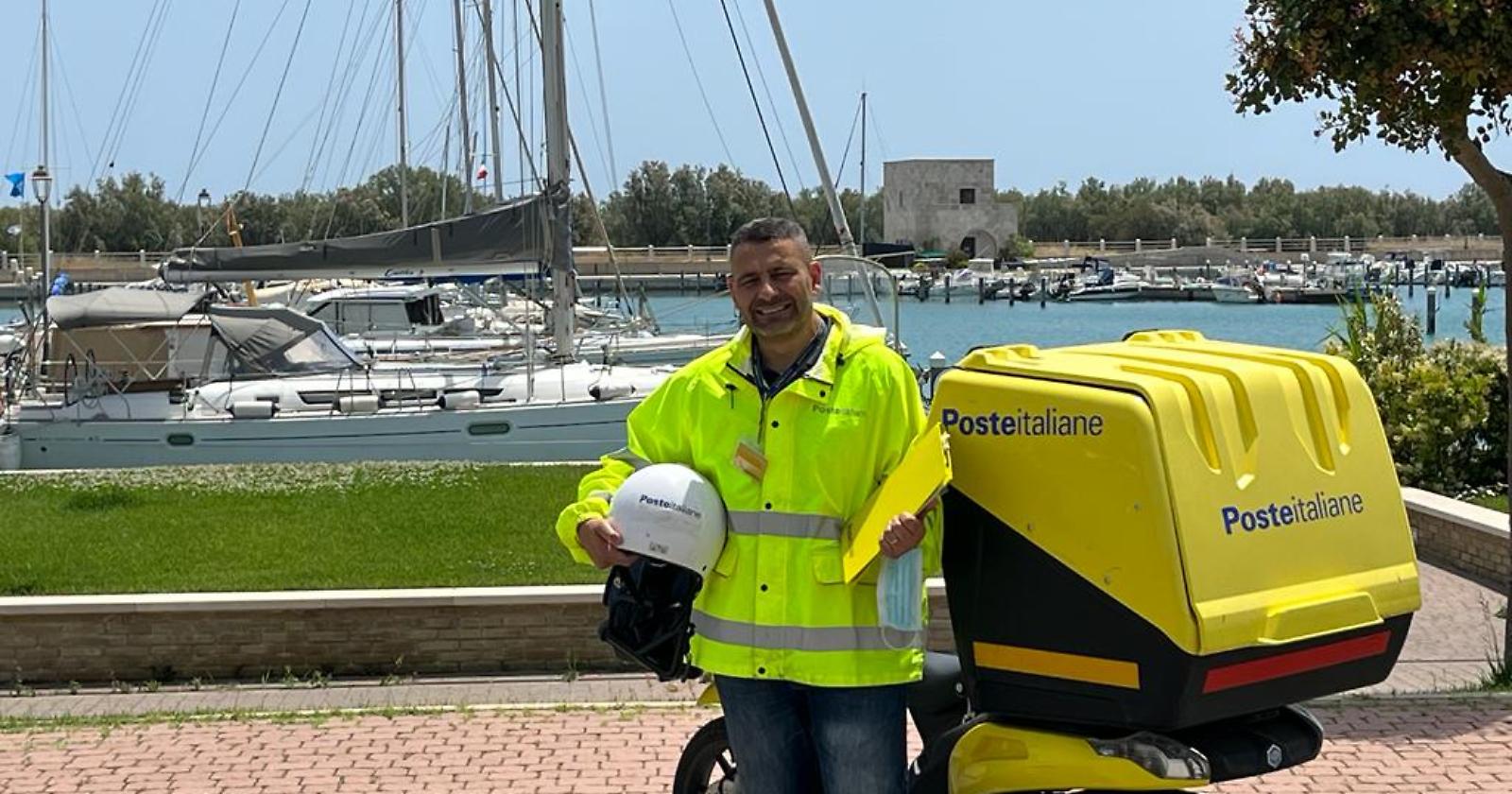 Il nostro portalettere Gianni viene ritratto sul lungomare di Policoro “Bandiera Blu” ormai da 7 anni