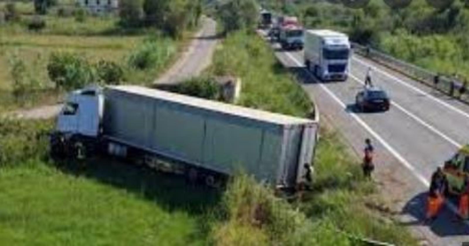 Auto contro tir, incidente sulla strada Statale 106: 2 vittime originarie di Nova Siri e 5 feriti 