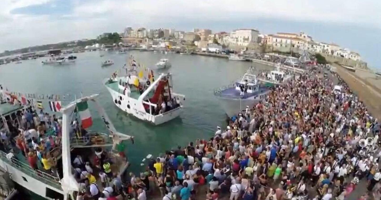 In migliaia a Termoli per la processione in mare di San Basso