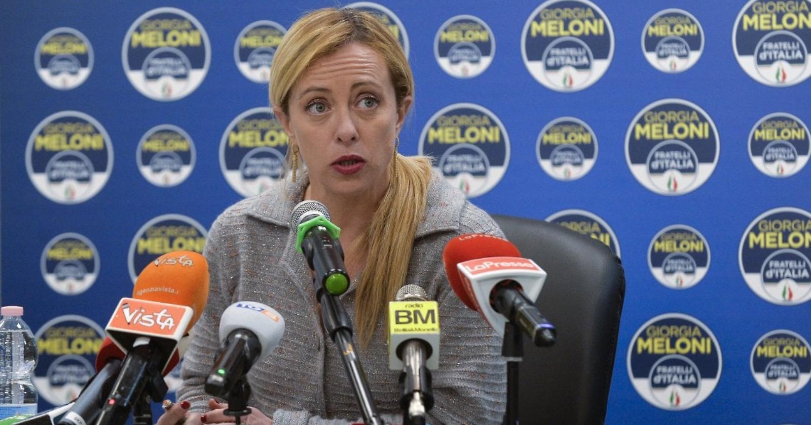 Sbarchi, Meloni bastona Lamorgese: "Smettiamola di considerare profughi e irregolari la stessa cosa"