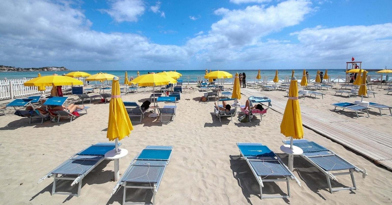 Vacanze estive, rincari fuori controllo: treni, aerei, alberghi e ristoranti bastonano gli italiani