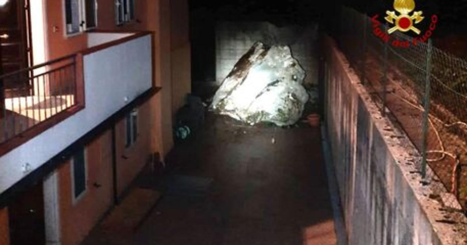 Pescopagano, tragedia sfiorata per il distaccamento di 3 massi rocciosi: 5 famiglie evacuate 