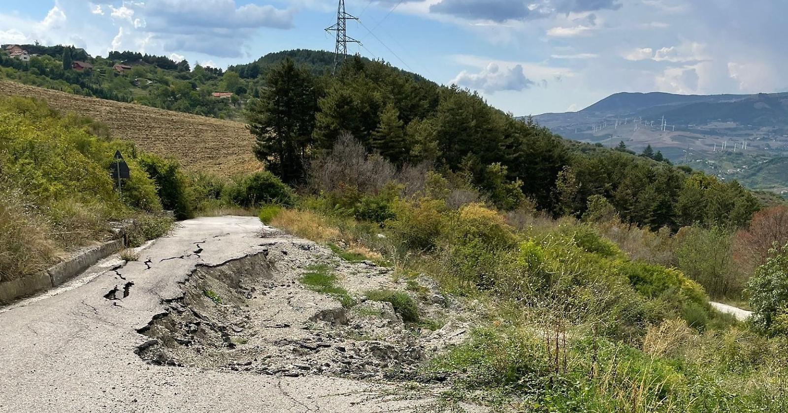 Potenza, frana di Via Rossellino: "Campa cavallo che l'erba cresce. Guarente ti sei dimenticato di noi?"
