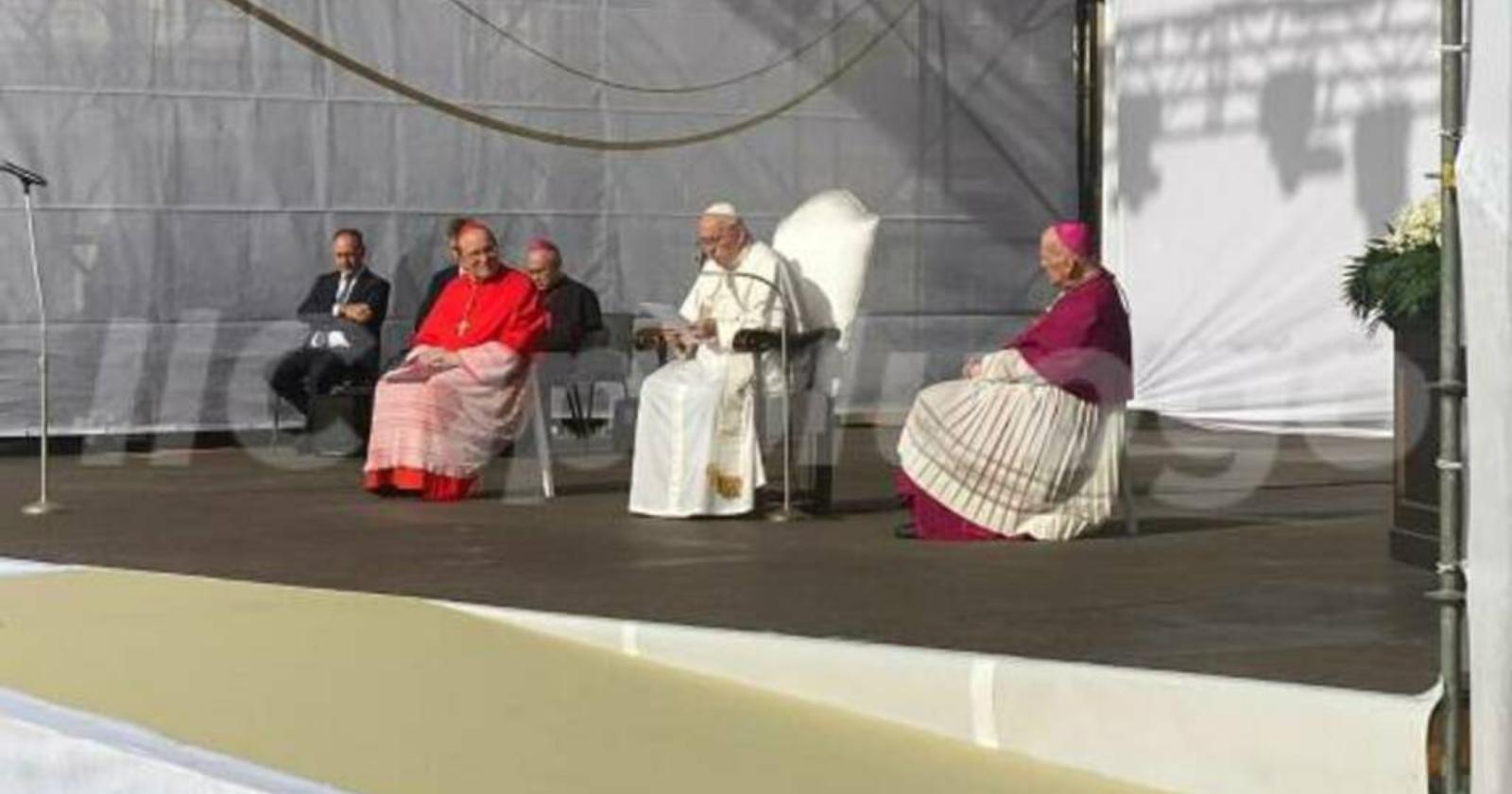 Il Papa a L'Aquila in dialetto abruzzese: «Jemonnanzi!»