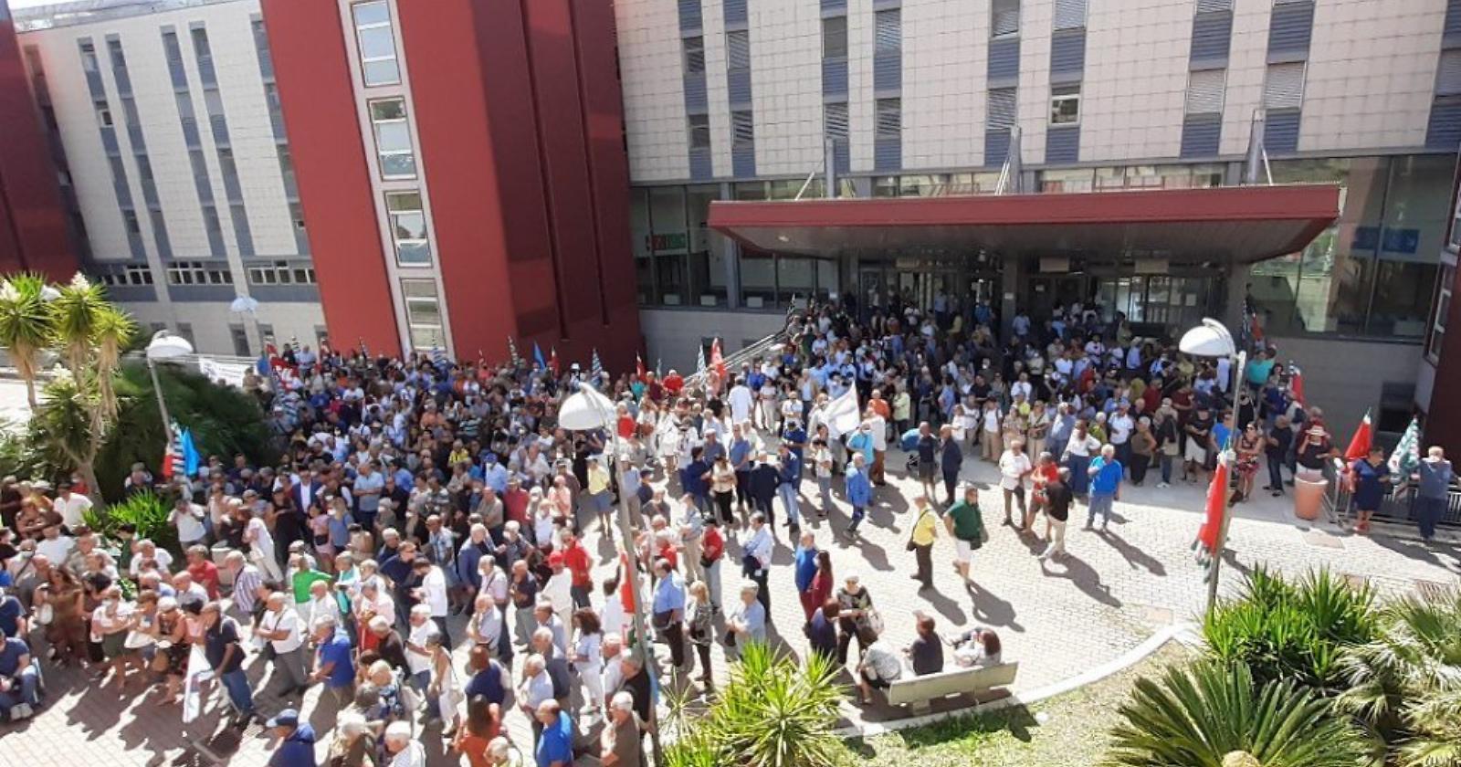 Manifestazione 'Una catena umana contro il degrado della Sanità materana: c'è anche il Pd 