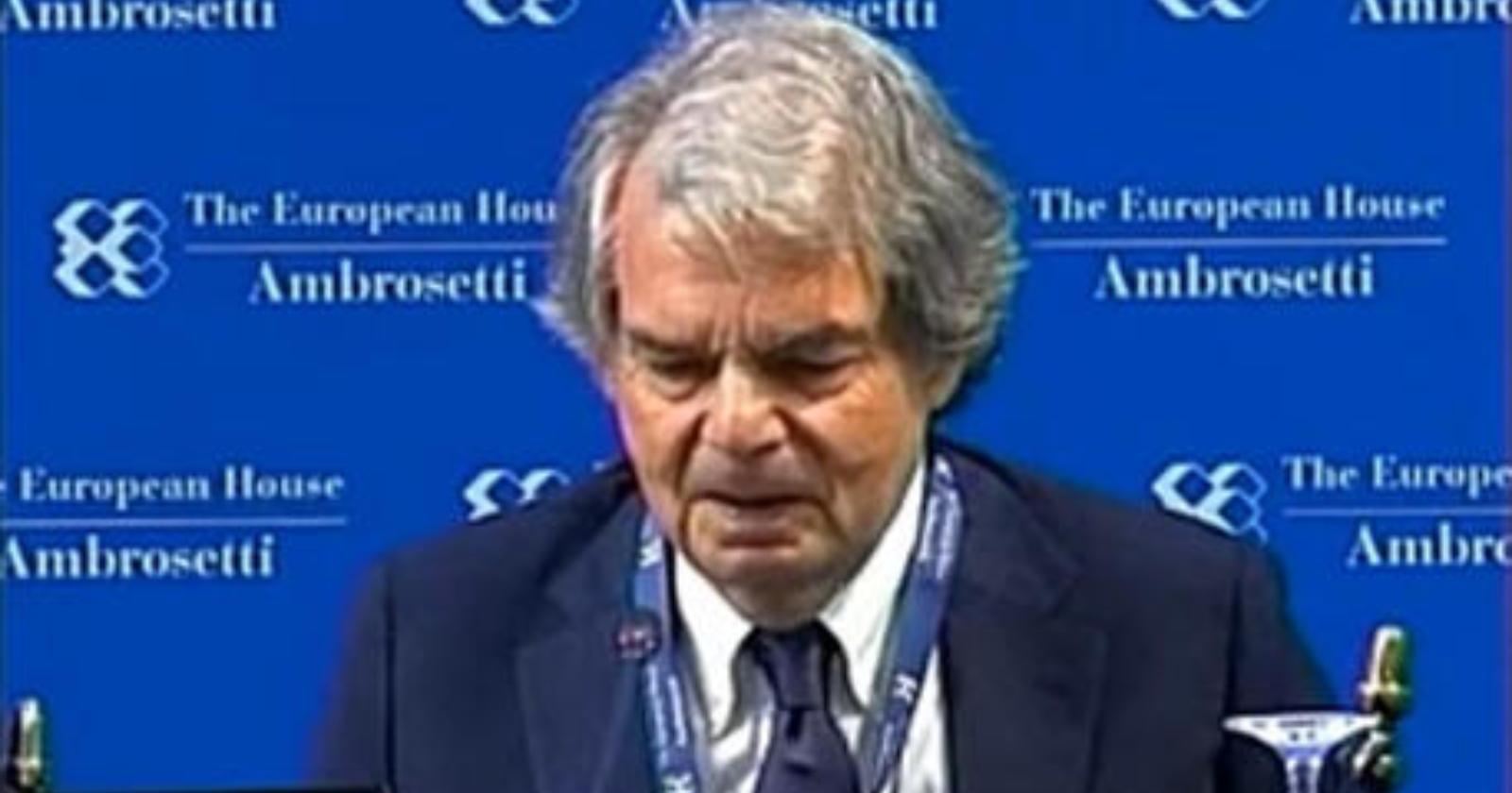 A Cerbobbio lacrime di coccodrillo per il ministro che derideva chi preferiva il tampone al vaccino: "tornerò a fare il professore"