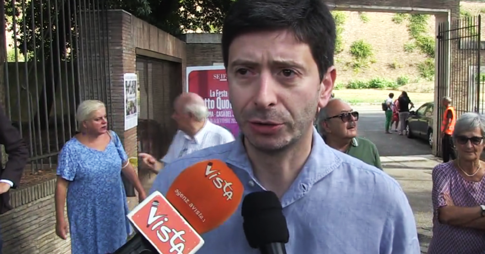 Speranza e Ilaria Cucchi sul palco alla Festa del Fatto Quotidiano. Il ministro: "Da lunedì vaccini aggiornati"