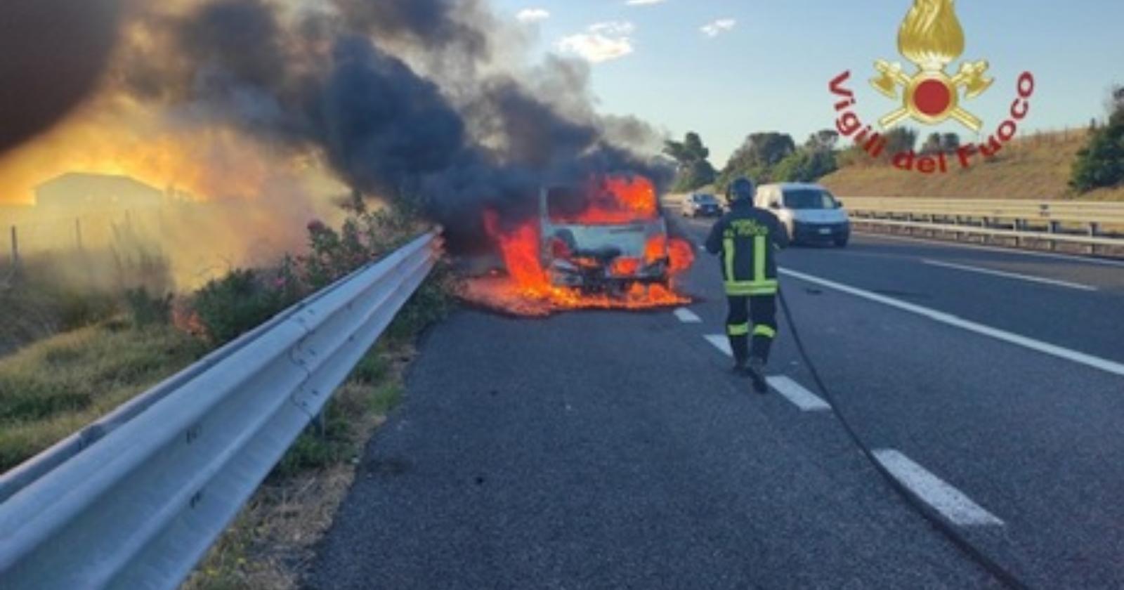 Lavoratori edili della Puglia miracolosamente salvi nell'incendio del pulmino su cui viaggiavano in Molise per recarsi in Abruzzo