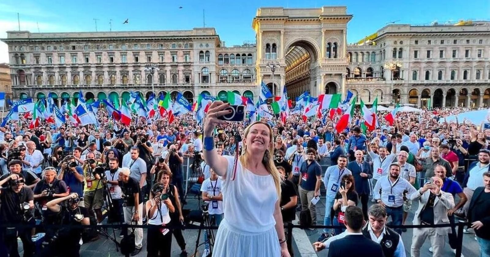 Meloni scalda Piazza Duomo e lancia il messaggio a Bruxelles: "È finita la pacchia per l'Ue"