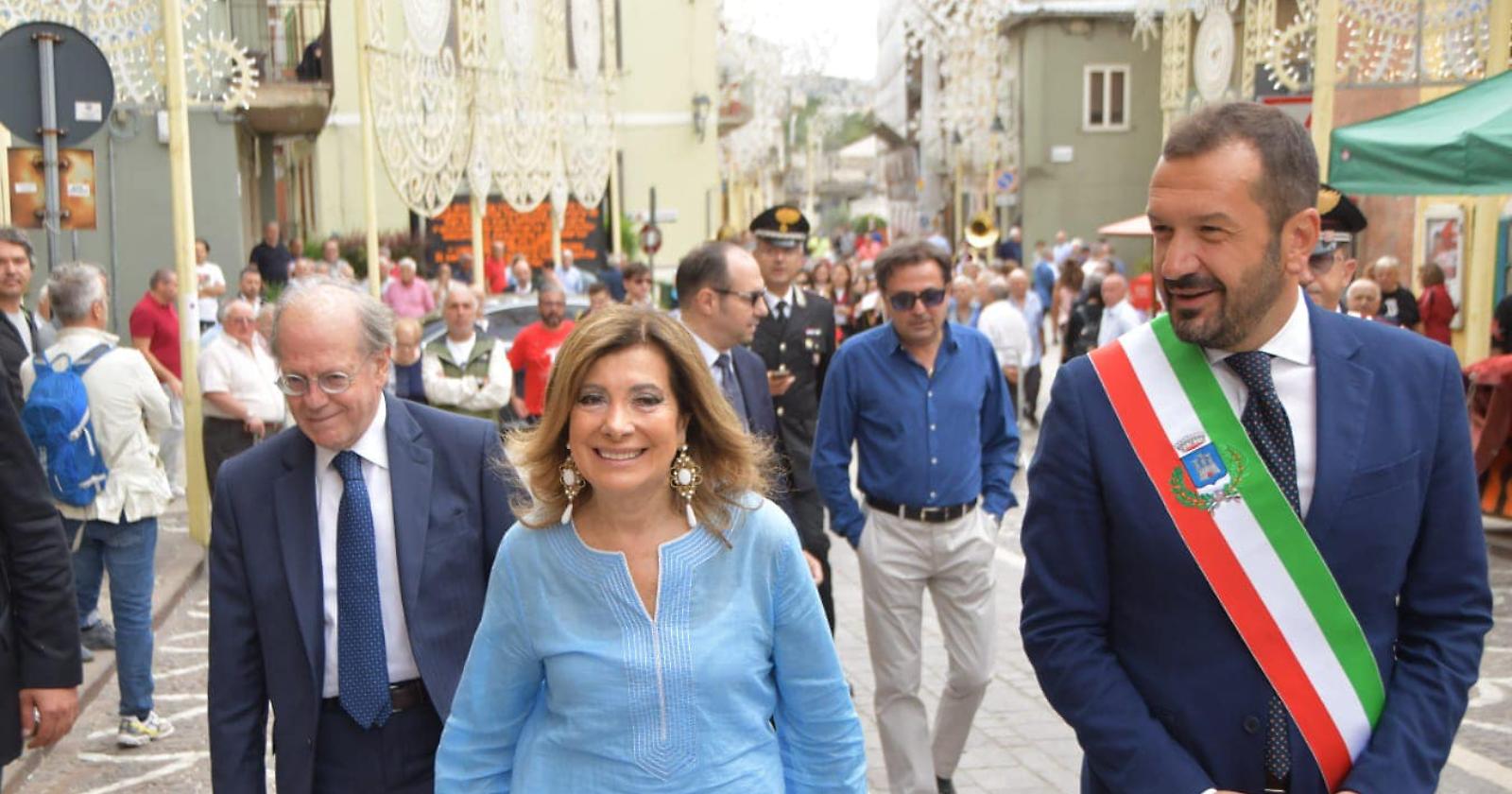 È una "bieca strumentalizzazione" politica? Casellati a Tolve per la processione di San Rocco e monta la polemica