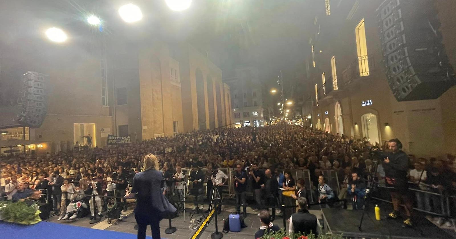 Giorgia conquista Bari senza «sputare sangue». Emiliano sputa veleno, la Meloni non accetta le sue scuse e accusa: «La Regione non è cosa vostra»