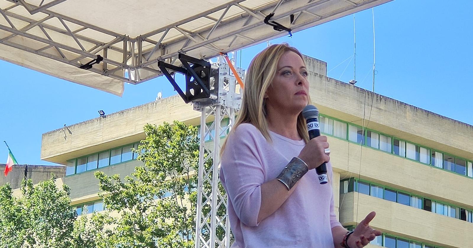 Ultima domenica di campagna elettorale, Meloni a Matera: "Basta scafisti amici della sinistra" 