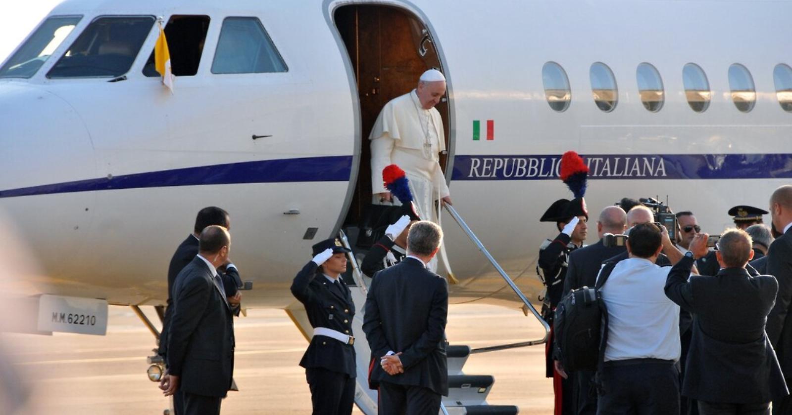 Per il maltempo, Papa Francesco a Matera sulle ali di un Falcon 900 dell'Aeronautica atterrato a Gioia del Colle