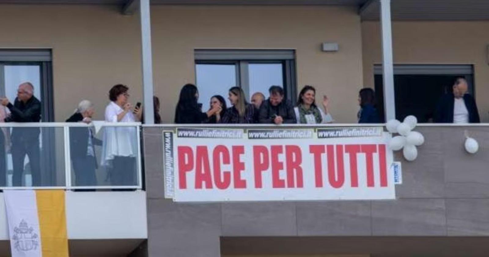 Papa Francesco a Matera, da un balcone campeggia lo striscione "Pace per tutti"