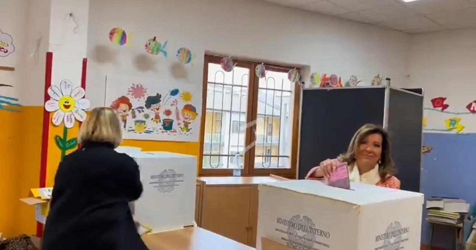 Casellati al voto in una scuola materna del centro storico di Potenza: "Ho esercitato qui questo diritto-dovere perché qui ho fatto la campagna elettorale"