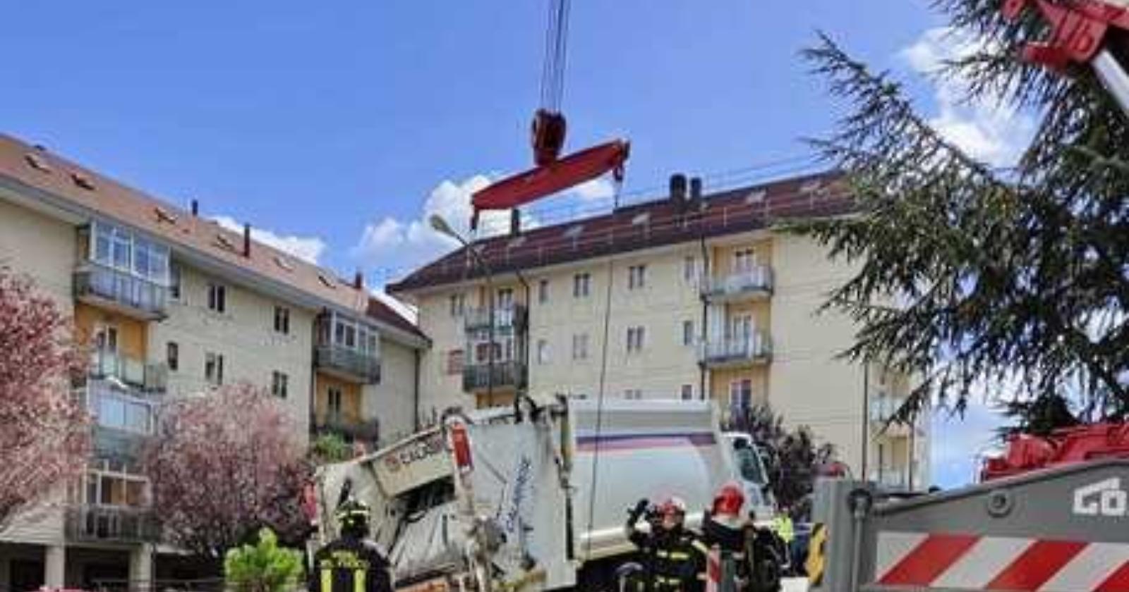 Potenza: si apre una voragine e un camion dell'Acta ci finisce dentro, autista illeso