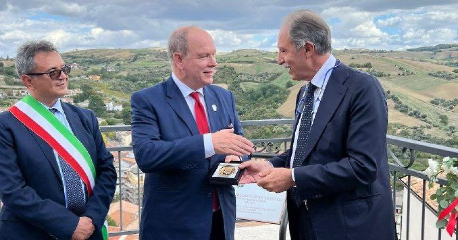 Alberto di Monaco in visita negli ex feudi lucani dei Grimaldi. A Ripacandida l'incontro con Bardi