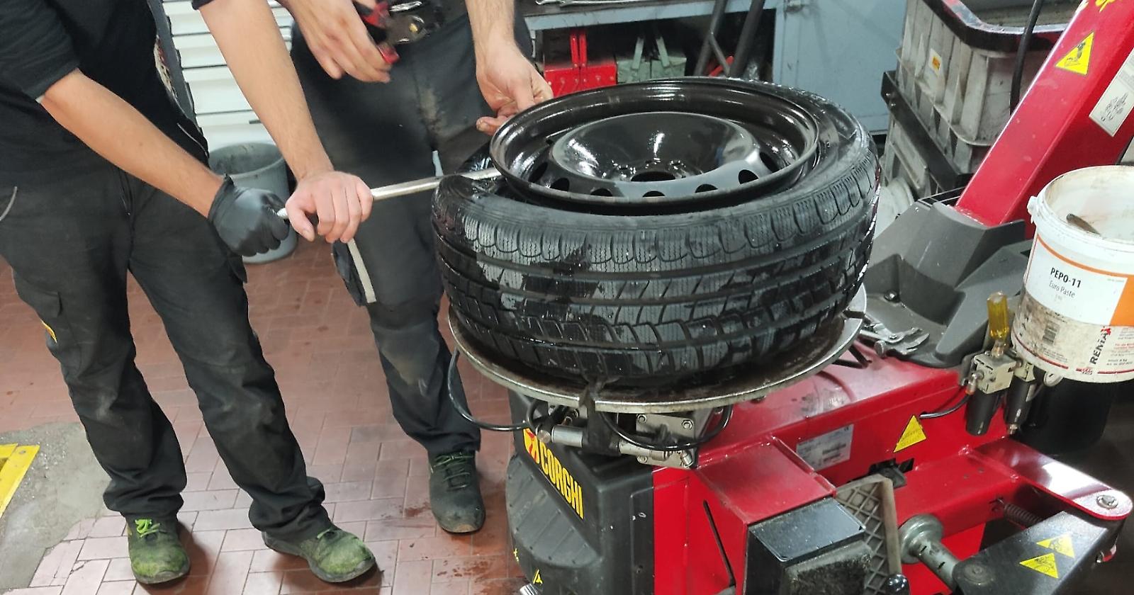 Potenza: "C'è una buca killer sul Musmeci", lo sfogo di un automobilista: "Purtroppo per noi il Giro d'Italia non passa ogni mese"