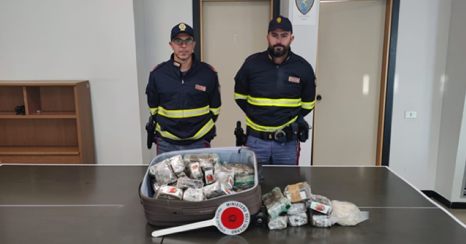 A spasso con 25 chi di droga, la Polizia di Foggia arresta un uomo di 71 anni
