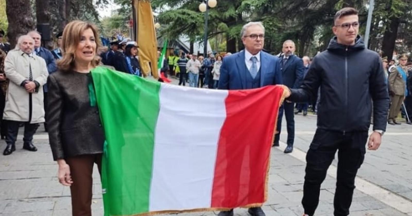 Celebrazioni del 4 novembre, il ministro Casellati a Potenza ha donato il tricolore all'Istituto "Einstein-De Lorenzo" del Capoluogo 