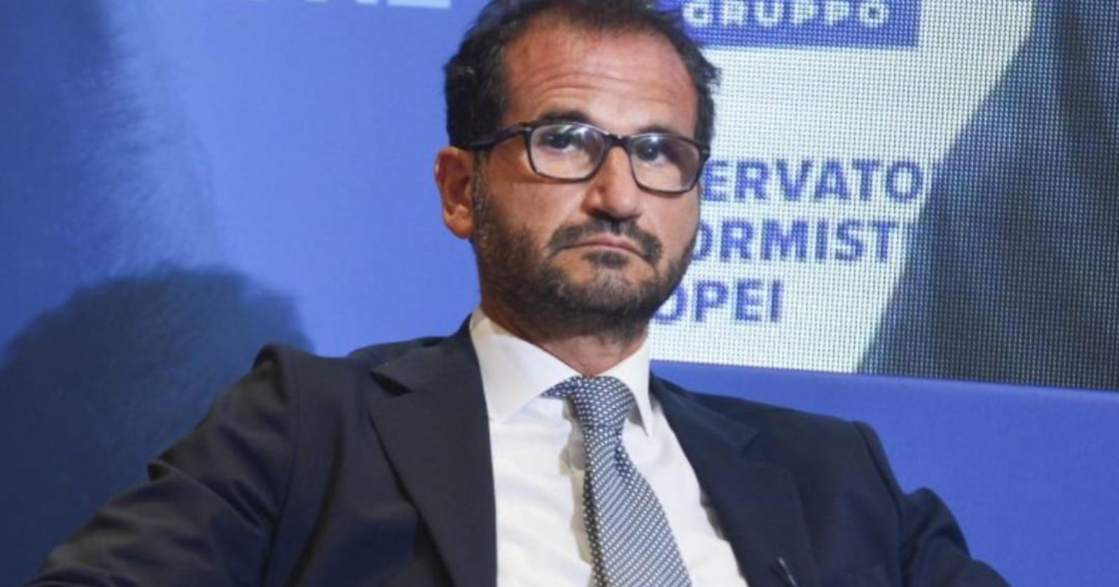 Il sottosegretario Gemmato bastona Speranza e virostar: "Piano pandemico non aggiornato e caos nella comunicazione"