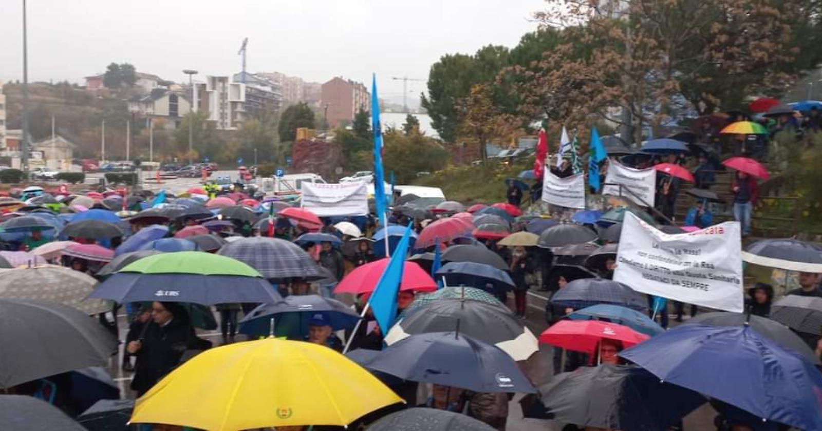 I migliaia sfidano la pioggia: nel Capoluogo la protesta per la sanità lucana allo sbando 