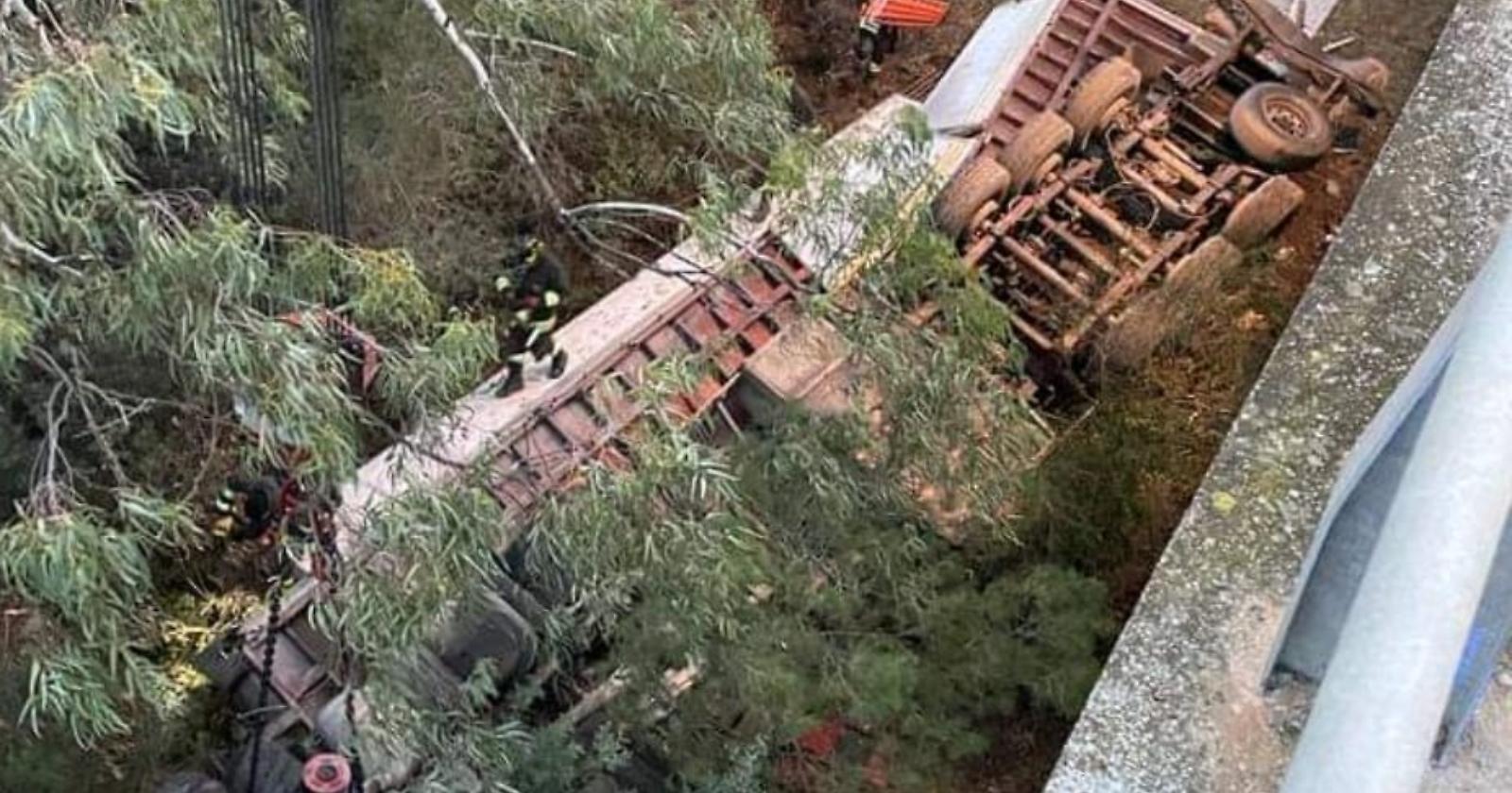 Miglionico, sulla Sp 26 un incidente mortale: tir precipita da un viadotto di 10 metri