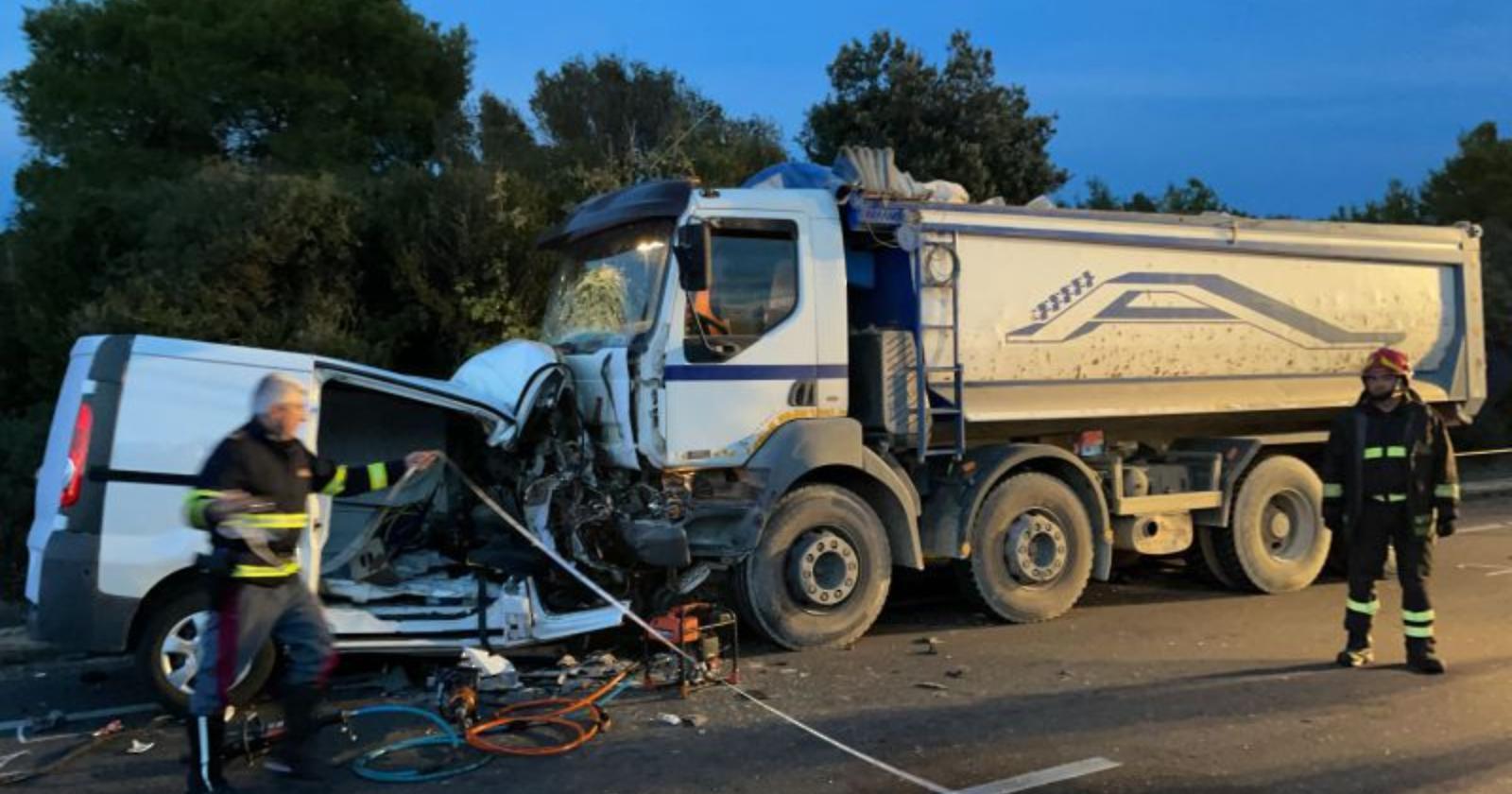 Tre operai morti, del Foggiano, nello scontro tra un furgoncino e un tir: rientravano dal Molise