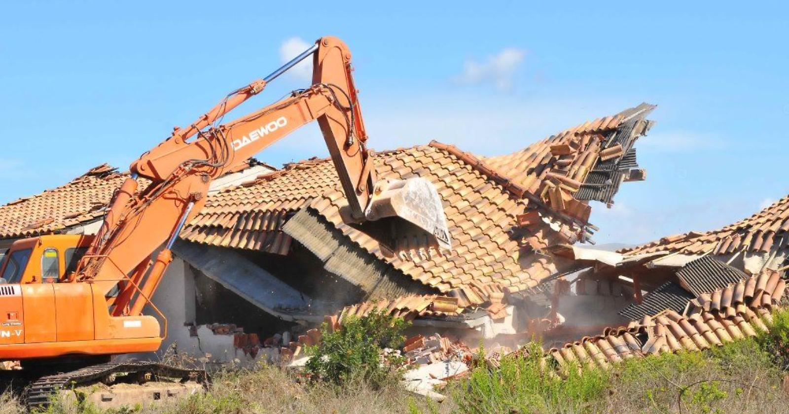 Puglia maglia nera degli abbattimenti per abusi edilizi: solo il 4%